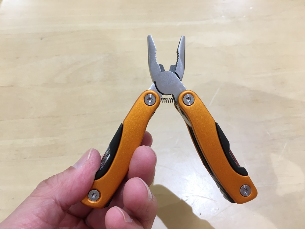 これで330円 カッターはペンチなど１１機能がコンパクトに収納されるダイソー のツールが便利すぎます Do Gen どうげん おうち時間の 元気の源 になる休養メディア