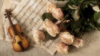 楽譜とバラとバイオリン