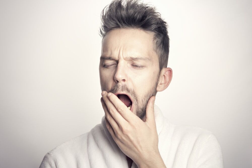 あくびをする男性