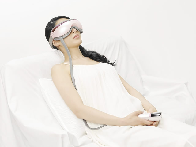 コイズミのエアーマスク をつけて眠る女性