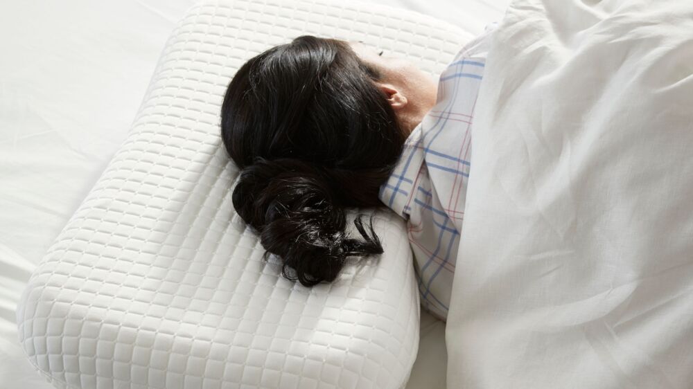 IKEA（イケア）の枕「ローセンシェールム」で寝る女性