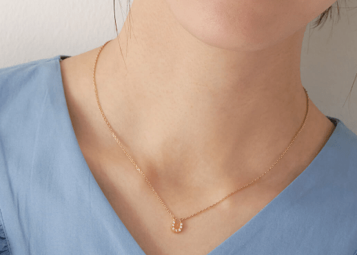 産休に入る人へのプレゼント３位：Lierrey ホースシューネックレス