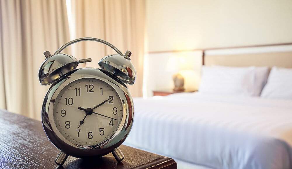 ⑦ 休日も±1時間以内に起床 ― “社会的時差ボケ”を防ぐ