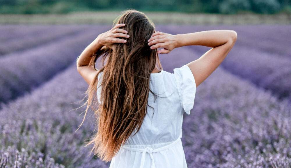 3. 乾いた髪での“引っかけ押し込み”や毛髪の引っぱり